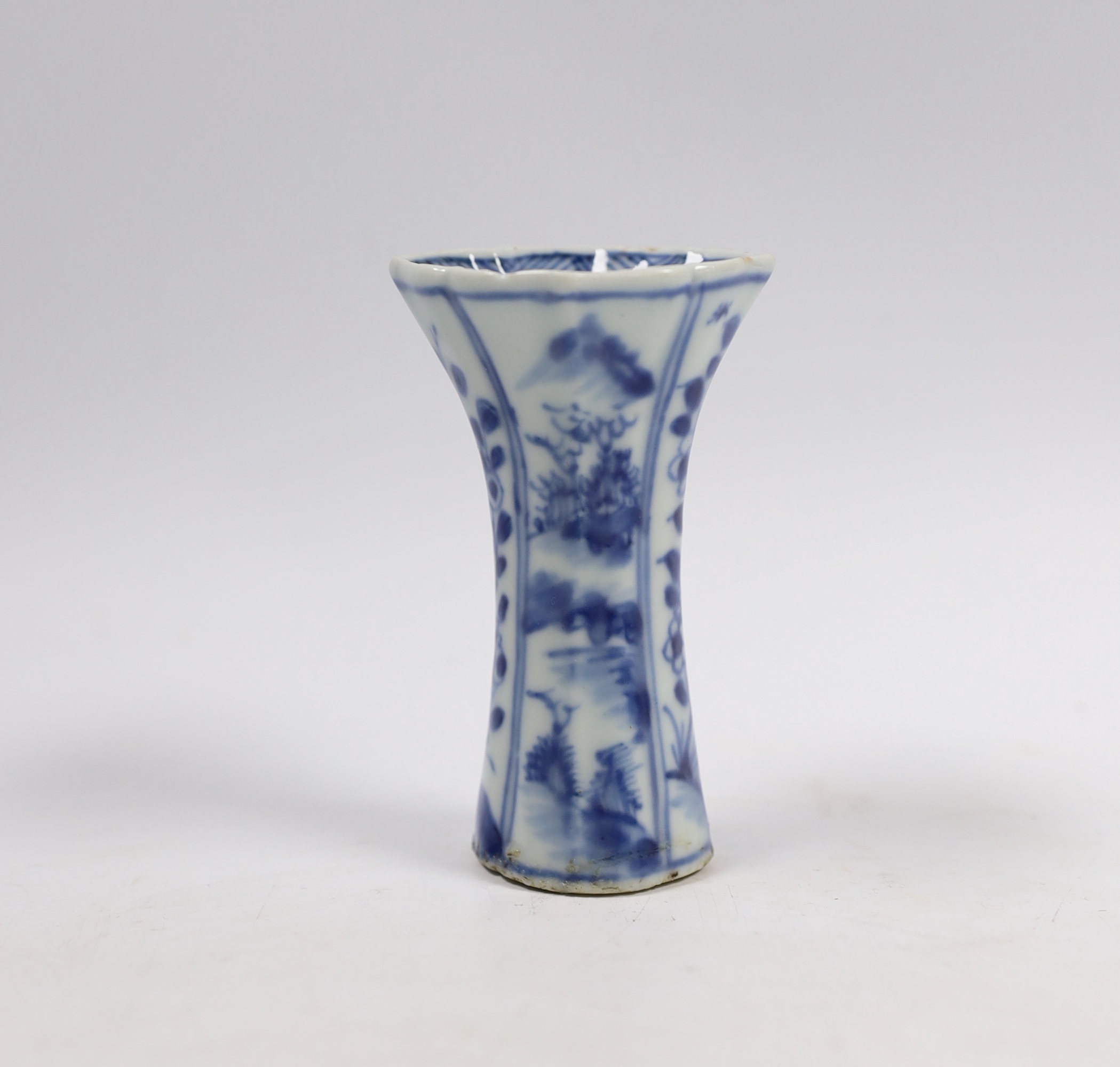 A Chinese Kangxi blue and white miniature vase, 9.5cm